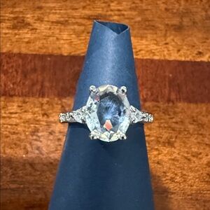 Elegant Silver Women's Ring with Clear Gemstone